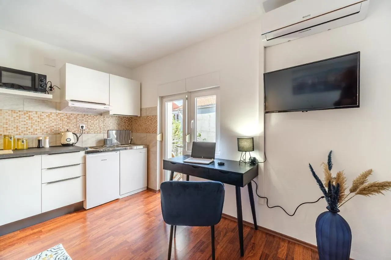 Aryjina Kuca, Mountain & Seaview Duplex - Rooftop Terrace Kastela Holiday home