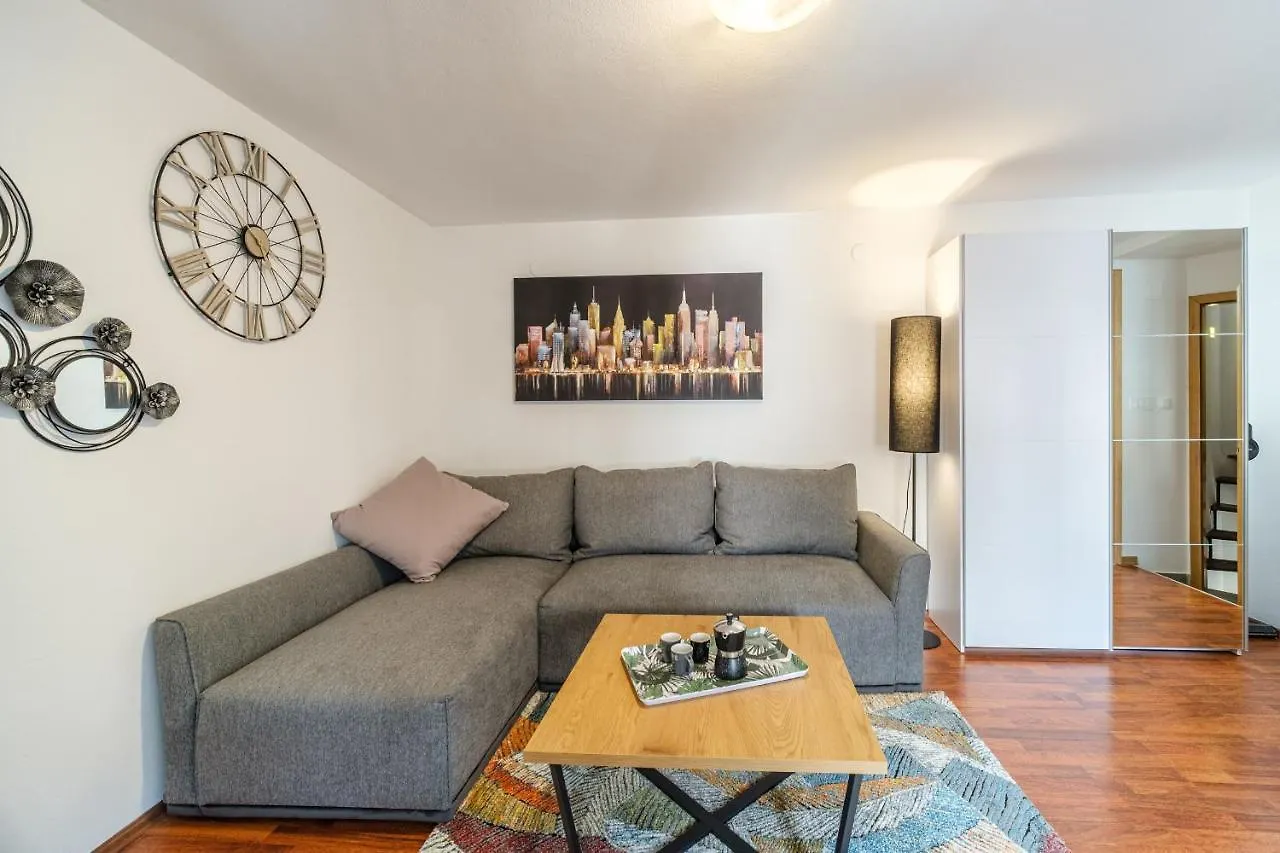 Aryjina Kuca, Mountain & Seaview Duplex - Rooftop Terrace Kastela