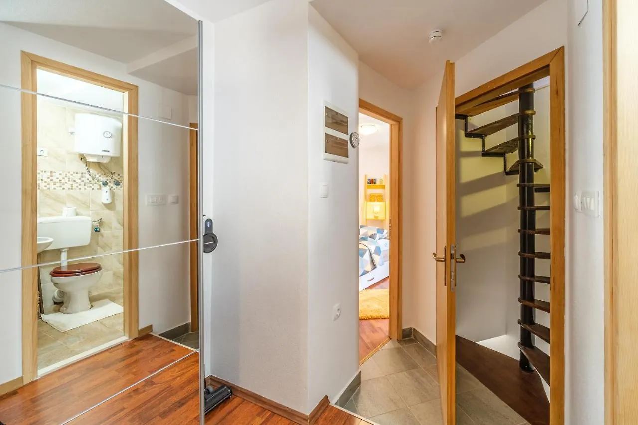 Aryjina Kuca, Mountain & Seaview Duplex - Rooftop Terrace Kastela Croatia